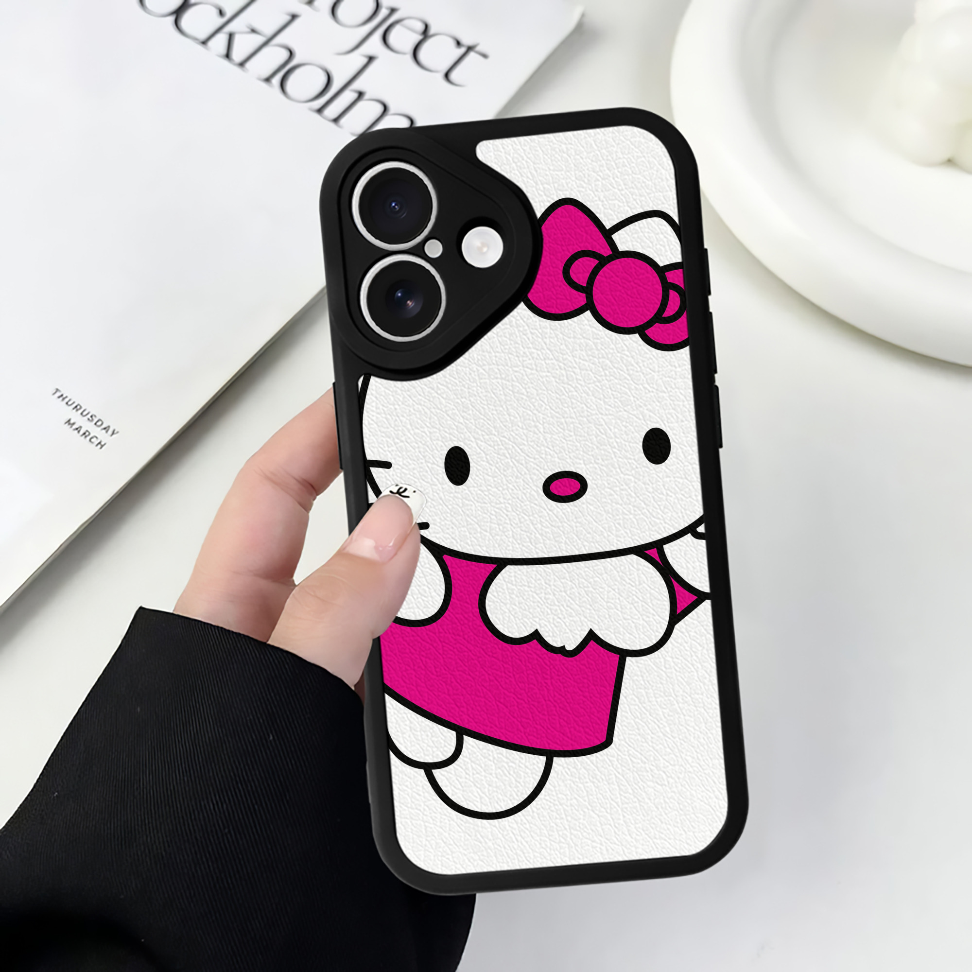 （画像用） Hello Kitty ハローキティ 【iPhone 16シリーズ対応】シリコンスマホケース（レザー調） 材質：シリコン